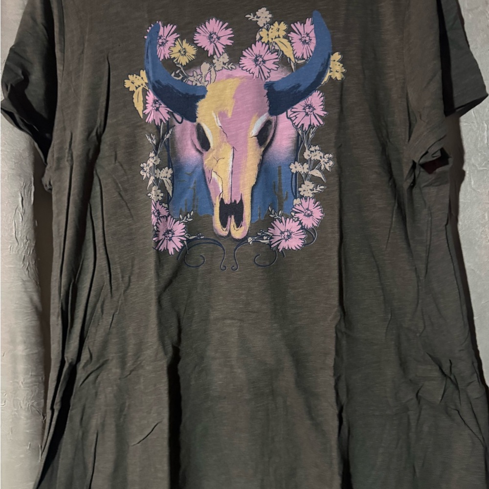 Dark Gray Short Sleeve Tee with Skull and Floral Design